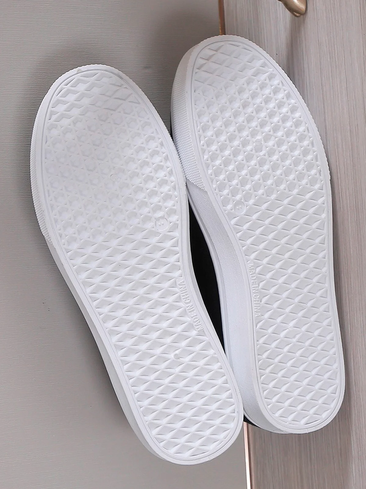 Damen minimalistisch Metall Dekor Slip On Schuhe