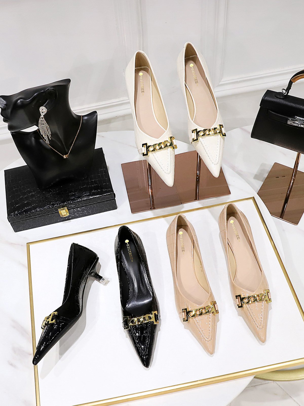 Kette Kätzchen-Ferse Lackleder Pumps