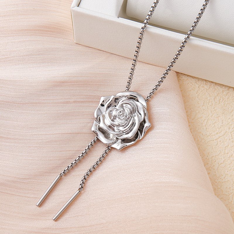 Titan Stahl Nische Luxuriös Design hochwertig Rosa Blütenblatt Schmetterling Halskette All-Match hochwertig kalt Stil Freie Einstellung Halskette