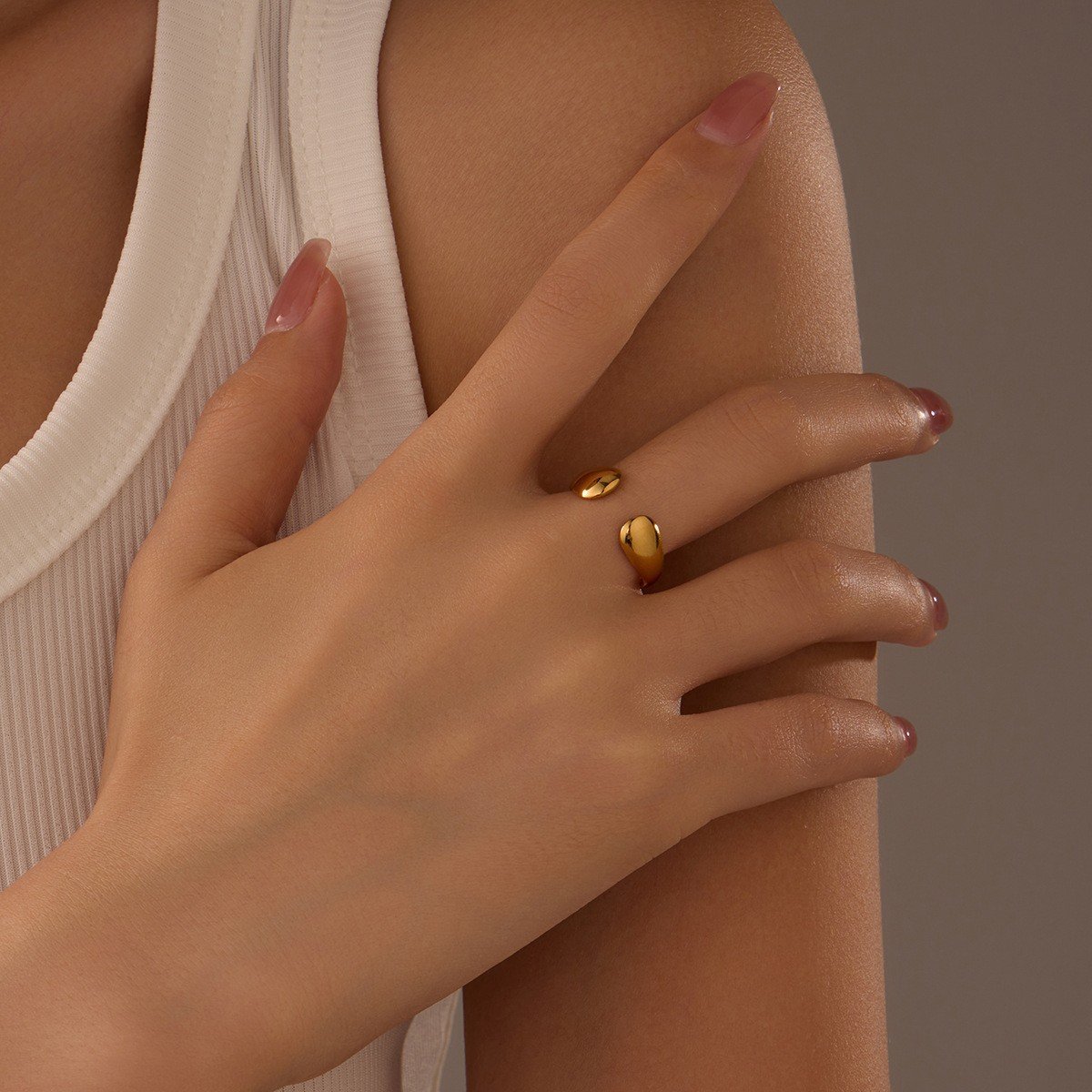 europäisch und amerikanisch ins kalt Stil 18k Golden Geometrisch Irregulär Titan Stahl Ring tut Nicht verblassen All-Match hochgradige Öffnen Edelstahl Galvanisiert Ring
