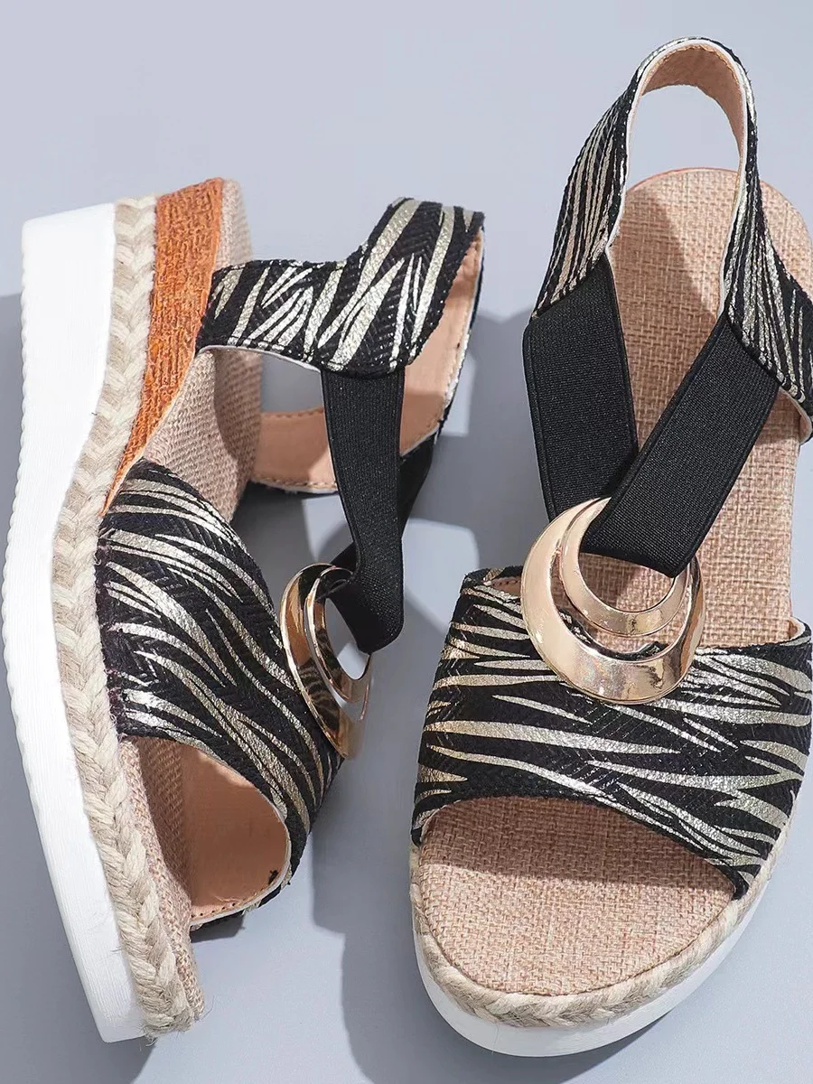 Neu Keilabsatz Pantolette für Damen Metallische Schnalle Hanf Seil Keilabsatz Licht Unterseite Dicker Boden Fisch Mund Kiefer Wurzel Pantolette
