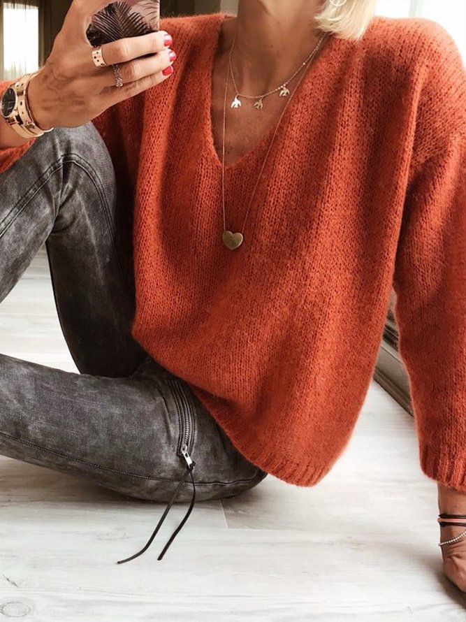 Einfarbiger Pullover mit V-Ausschnitt