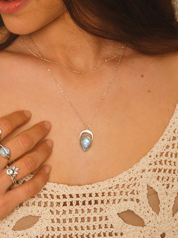 Ethnisch Retro Mondstein Opal getragen Halskette